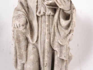 Vente aux enchères Fragment de sculpture en pierre ou pierre reconstituée "Saint au livre