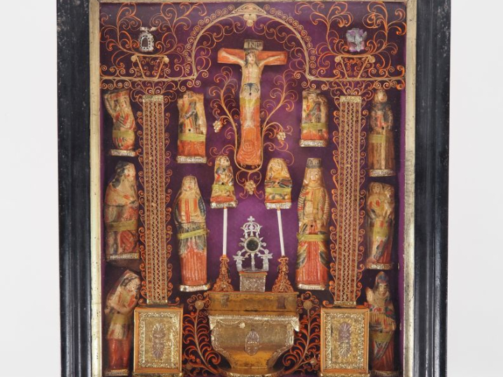 Reliquaire XIXème en paperolle et personnages en céramique polychrome 