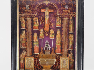 Vente aux enchères Reliquaire XIXème en paperolle et personnages en céramique polychrome 