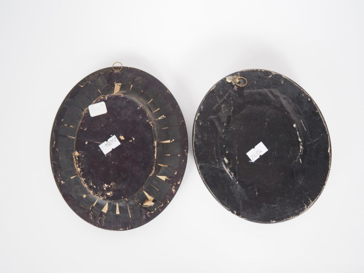 Deux reliquaires Napoléon III en bois noirci. Dim. 17 x 14,5 cm et 18,