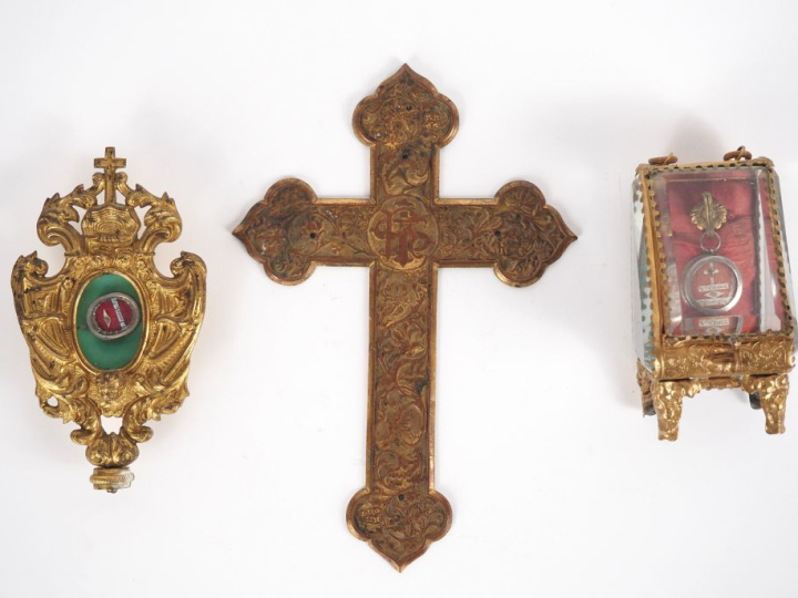 Reliquaire XIXème en métal doré, crucifix XIXème en métal doré, reliqu