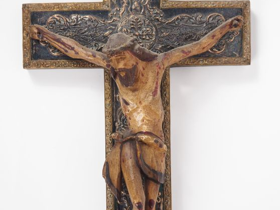 Crucifix espagnol XIXème en bois polychrome et noirci, ornementation d