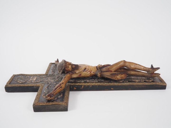 Crucifix espagnol XIXème en bois polychrome et noirci, ornementation d