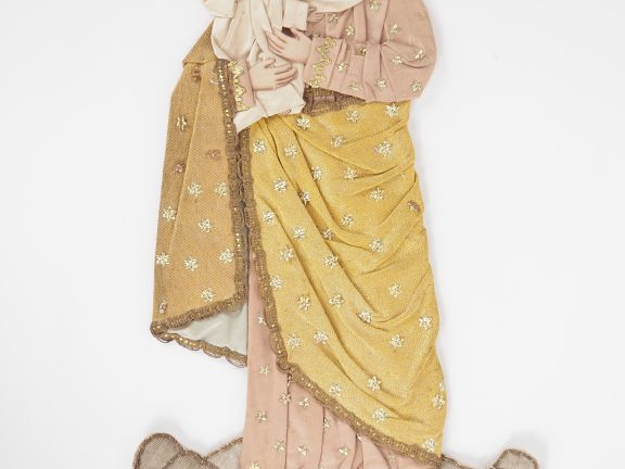 Soie brodée XIXème. "Vierge à l'enfant". Les yeux sont peints. H. 48 c
