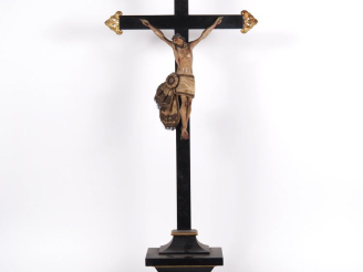 Vente aux enchères Grand crucifix de style Louis XIV en bois polychrome noirci et doré. P