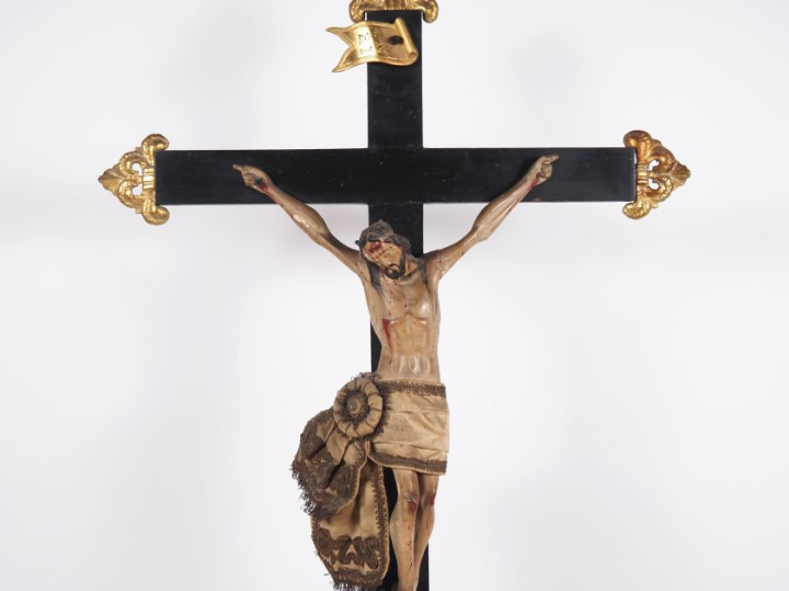 Grand crucifix de style Louis XIV en bois polychrome noirci et doré. P
