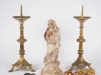 Vente aux enchères Paire de pique cierges de style Haute Epoque en bronze et laiton , on 