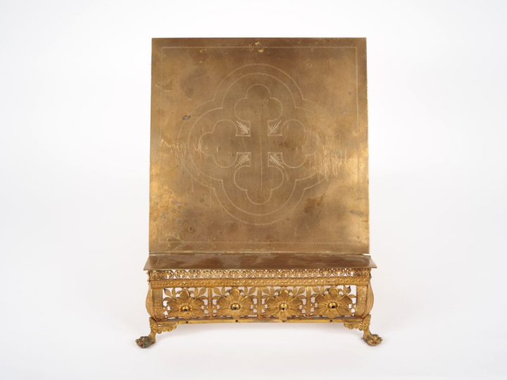 Lutrin d'autel 1900 en laiton doré gravé et ajouré, à décor de fleurs,