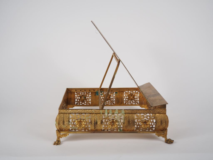 Lutrin d'autel 1900 en laiton doré gravé et ajouré, à décor de fleurs,