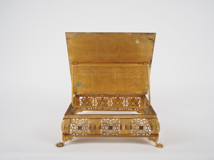 Lutrin d'autel 1900 en laiton doré gravé et ajouré, à décor de fleurs,