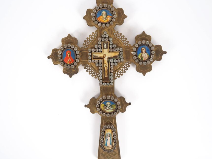 Crucifix début XXème en laiton ajouré et gravé , orné de verroteries e