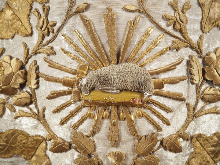 Chasuble XIXème brodée en fils d'or et d'argent, à décor de fleurs et 