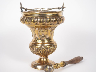 Vente aux enchères Seau à eau bénite de style Louis XV en métal, à décor de feuillage et 