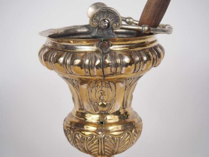 Seau à eau bénite de style Louis XV en métal, à décor de feuillage et 
