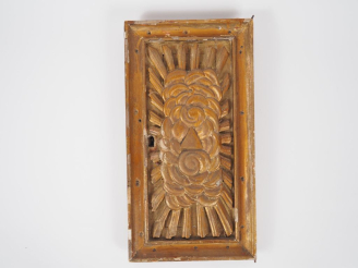 Vente aux enchères Porte de tabernacle XIXème en bois sculpté et doré. Dim. 39,5 x 21 cm