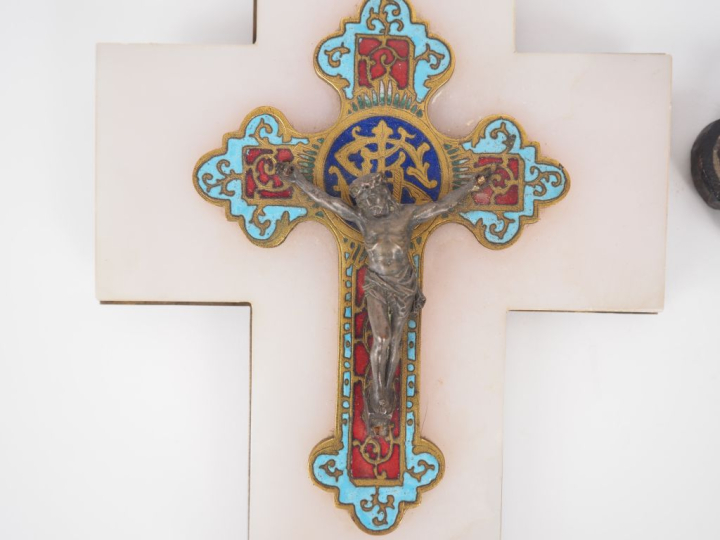 Deux différents crucifix fin XIXème-début XXème, un en émaux polychrom