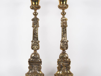 Vente aux enchères Paire de pique cierges de style Louis XIV en métal argenté, décor en r
