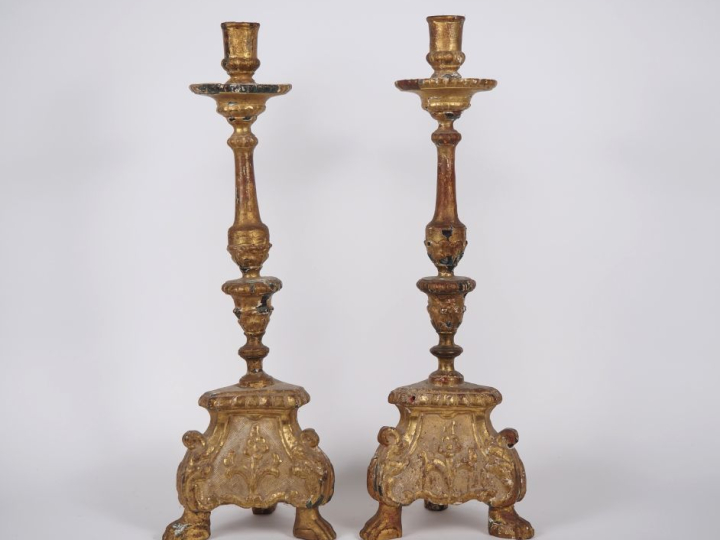 3 paires de porte cierges en bois doré Louis XIV de forme balustre, pi