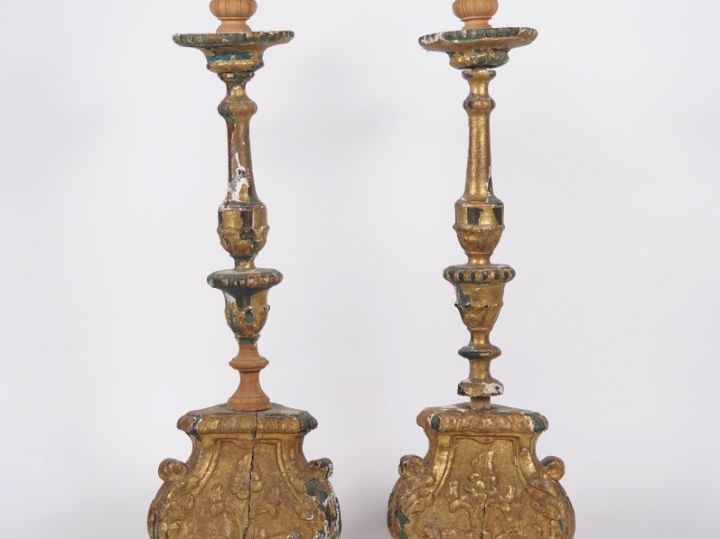 3 paires de porte cierges en bois doré Louis XIV de forme balustre, pi