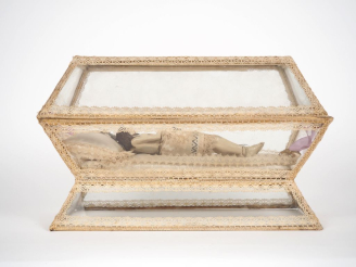 Vente aux enchères Chasse de style Louis XIV en composition transparente "Le Christ mort"