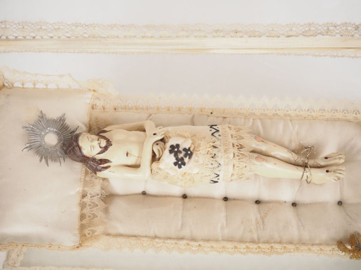 Chasse de style Louis XIV en composition transparente "Le Christ mort"