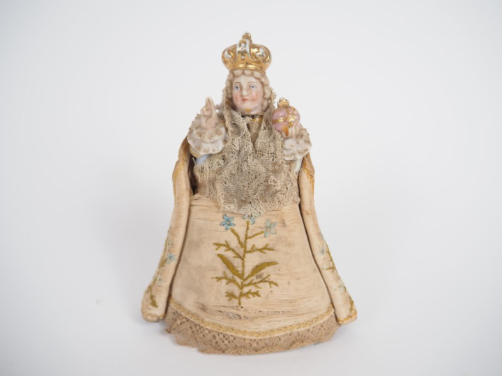4 différents sujets religieux : un en porcelaine "Saint Antoine de Pad