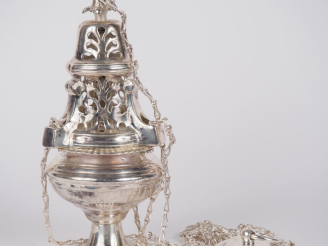 Vente aux enchères Encensoir en métal argenté en forme de balustre.  H. 23,5 cm