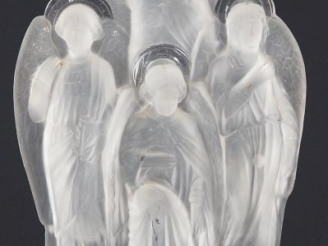 Vente aux enchères Plaque de bénitier en verre moulé "les quatre archanges".  Dim. 34 x  