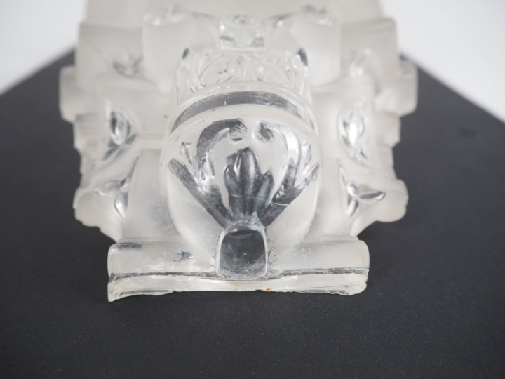 Plaque de bénitier en verre moulé "les quatre archanges".  Dim. 34 x  
