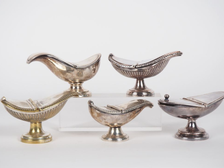 5 différentes navettes à encens en bronze argenté (une désargentée).