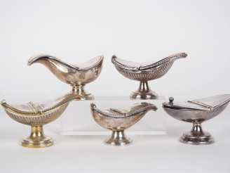 Vente aux enchères 5 différentes navettes à encens en bronze argenté (une désargentée).