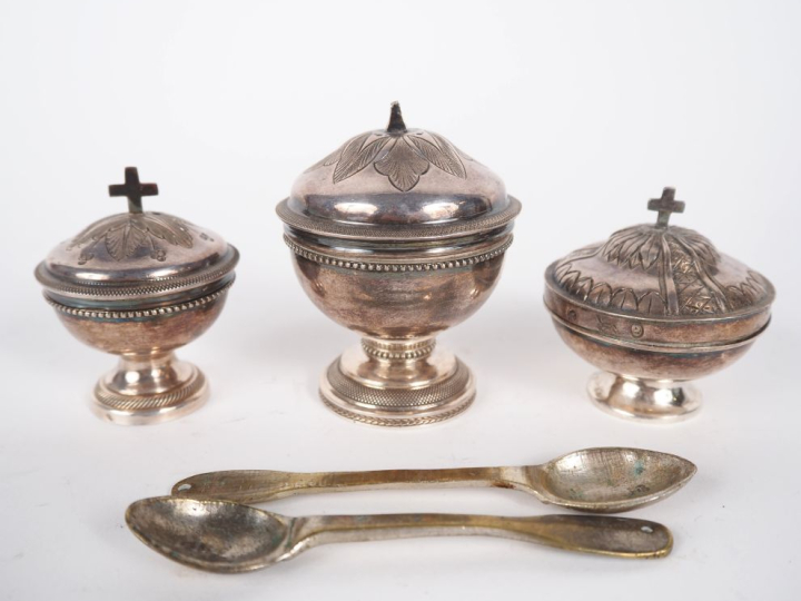 3 petites boites à St Crème en argent ou métal argenté (une poinçon cr