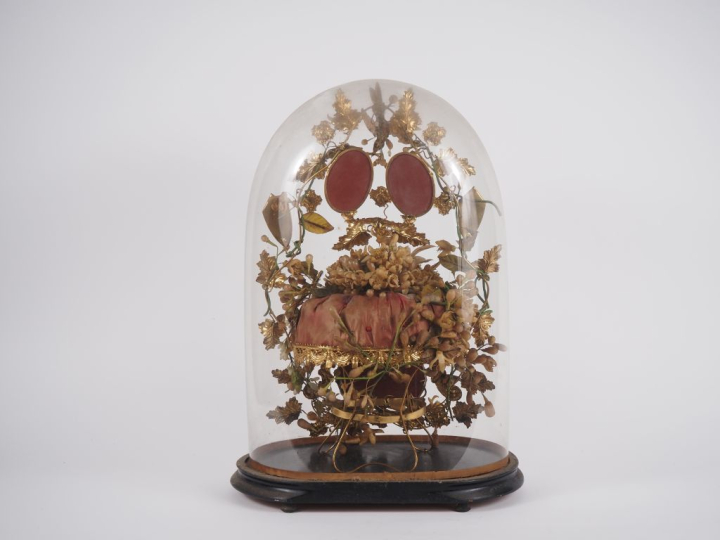 5 différents bouquets de la mariée Napoléon III sous globe.