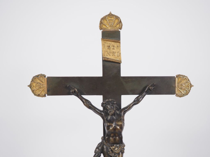 Crucifix Restauration en bronze patiné et doré.  H. 58 cm
