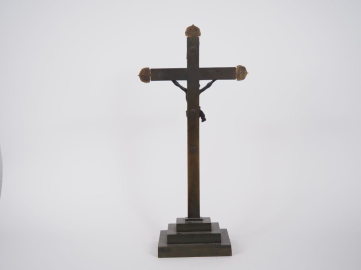 Crucifix Restauration en bronze patiné et doré.  H. 58 cm