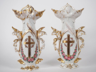 Vente aux enchères Paire de vases d'église Napoléon III en porcelaine de Paris, à décor d