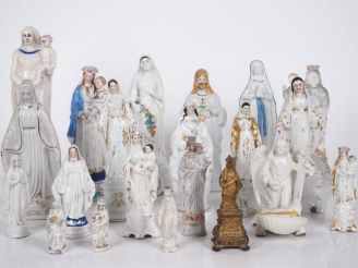 Vente aux enchères Lot de 21 statuettes en porcelaine, biscuit, faïence ou métal représen