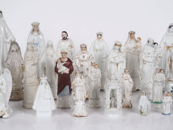 Lot de 26 statuettes en porcelaine, biscuit, faïence représentant La V