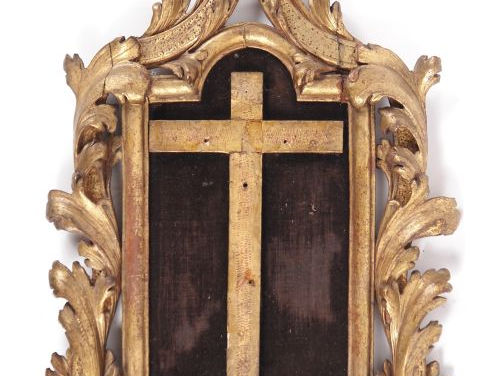Cadre de crucifix Louis XV en bois sculpté, doré et ajouré, à décor de