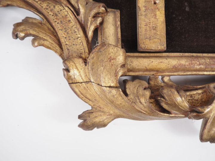 Cadre de crucifix Louis XV en bois sculpté, doré et ajouré, à décor de