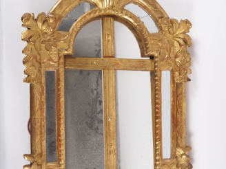 Vente aux enchères Cadre de crucifix à parecloses Louis XV en bois sculpté et doré, à déc
