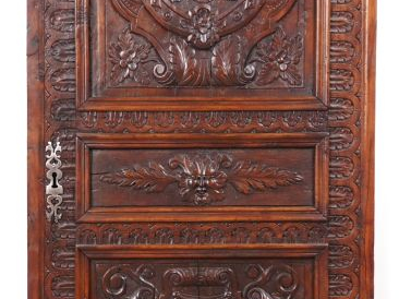 2 panneaux Renaissance en chêne sculpté, montés en porte d'armoire, à 