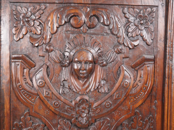 2 panneaux Renaissance en chêne sculpté, montés en porte d'armoire, à 