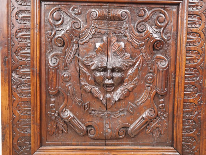 2 panneaux Renaissance en chêne sculpté, montés en porte d'armoire, à 