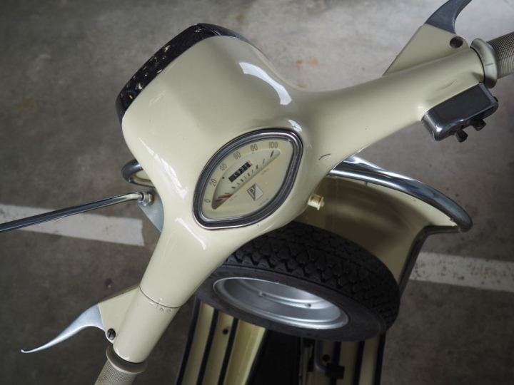 VESPA 125 :  1ère M.E.C : 1962. Kilométrage relevé :24051kms. Véhicule