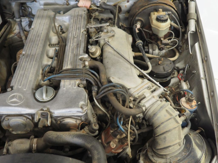 Mercedes 280 SL BVM4 :  Numéro de série 10704210001252. 1ère M.E.C : 1