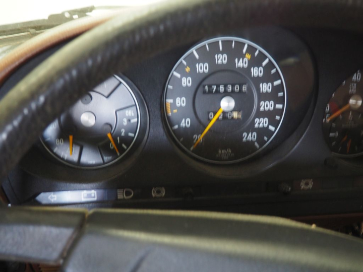 Mercedes 280 SL BVM4 :  Numéro de série 10704210001252. 1ère M.E.C : 1