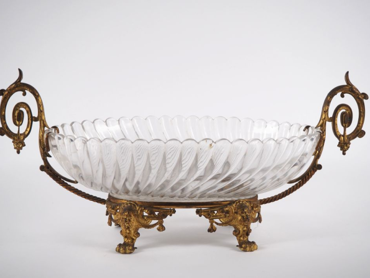 BACCARAT.  Coupe ovale montée en cristal à décor de côtes torses, mont