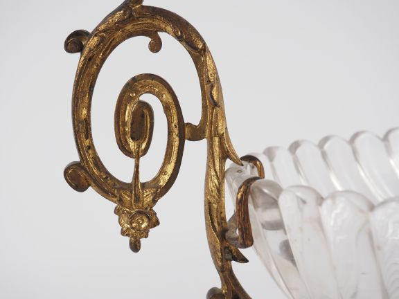 BACCARAT.  Coupe ovale montée en cristal à décor de côtes torses, mont