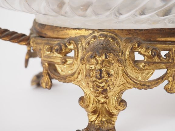 BACCARAT.  Coupe ovale montée en cristal à décor de côtes torses, mont